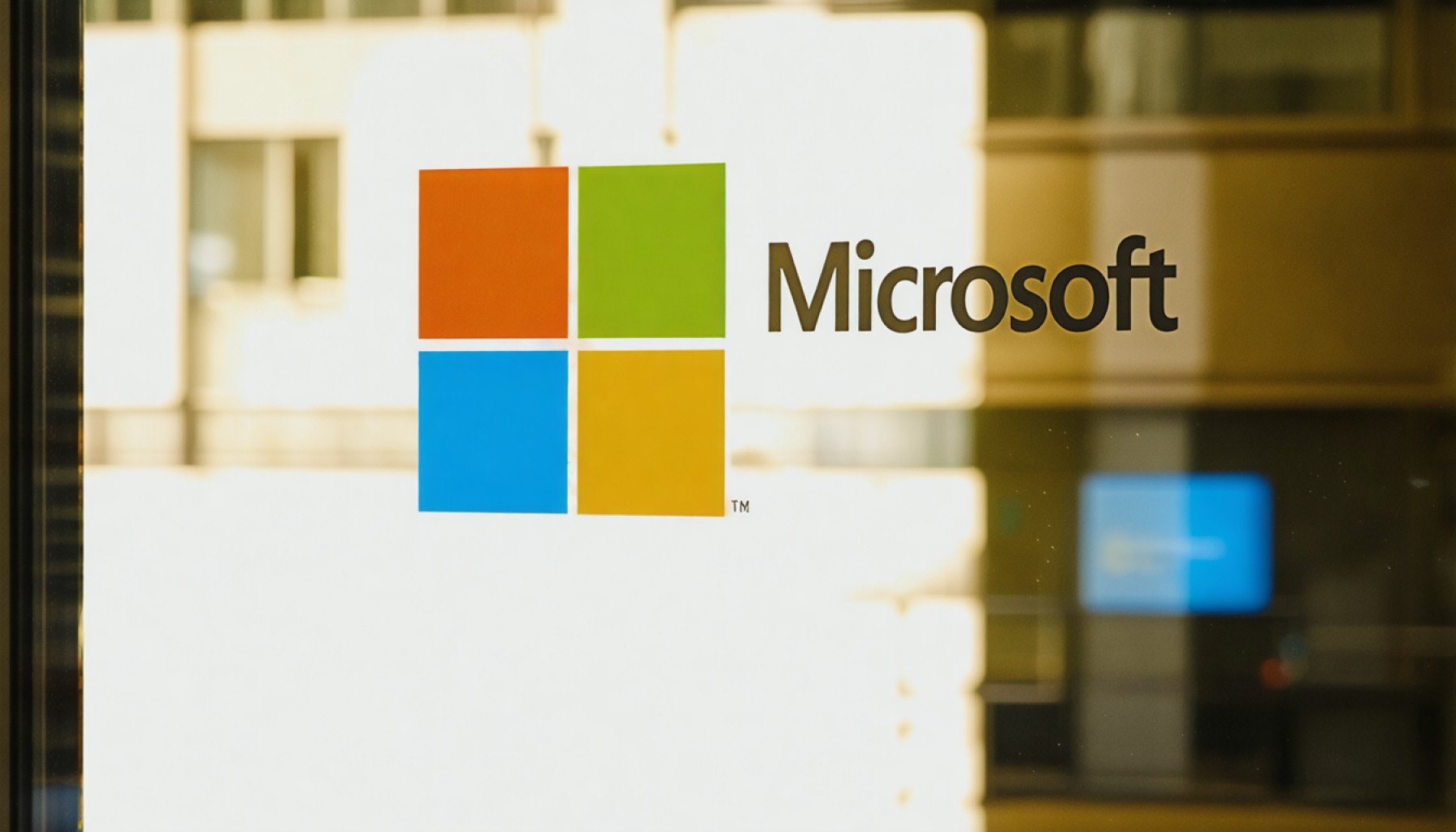 Microsoft Investments: Hedge Funds Divest While Others Dive In! 